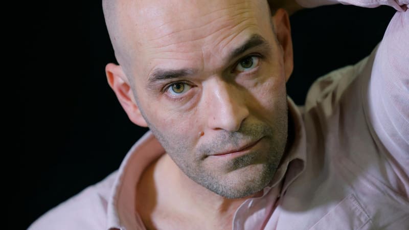 L’attore ravennate Cristiano Caldironi tra “I Delitti del BarLume”, cinema d’autore e la formazione con ATC